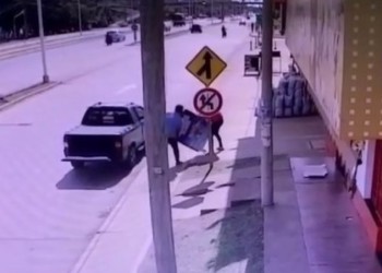 Arrestaron a un hombre por robarse un cartel comercial en Miguel Lanús 