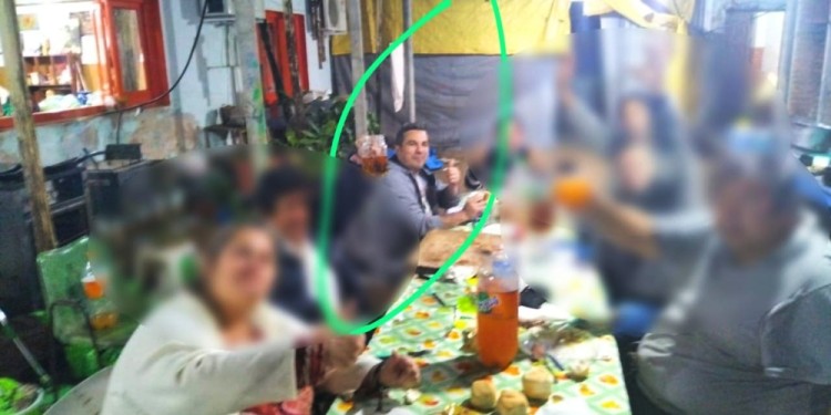 EN POSADAS. La fotografía que se hizo viral donde se lo ve a Tablado compartiendo una comida con un grupo de personas en la capital provincial.