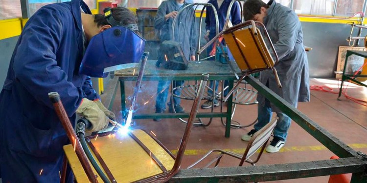 PREVENIR. Recuerdan que los talleres tienen un riesgo moderado de accidentes por la manipulación de equipos.