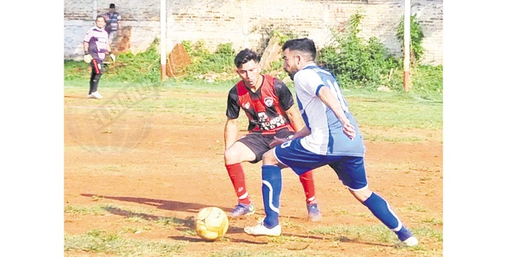 SALE POR AFUERA. Leandro López de La Canterita deja en el camino al rival.