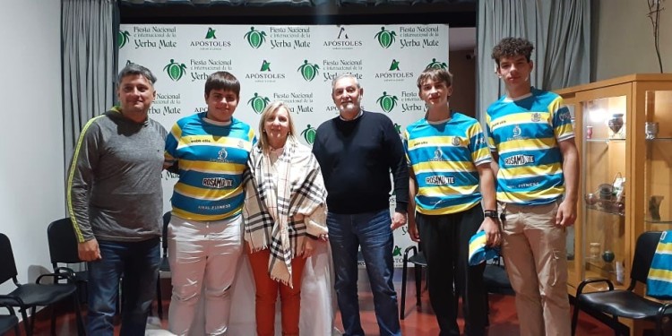 UN BUEN PRESENTE. Jugadores y representantes del Club Ucraniano, junto a la intendenta María Eugenia Safrán.