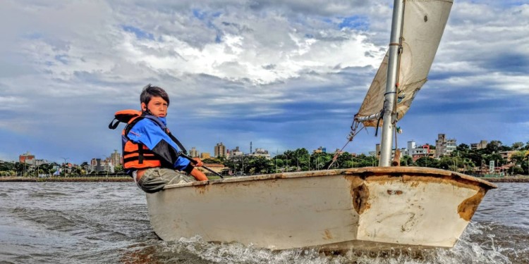 INCLUSIÓN. Los chicos practican de forma gratuita navegación en vela en la zona de El Brete.