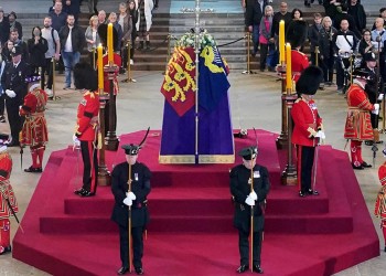 Tensión en el funeral de la reina Isabel II: un hombre se arrojó sobre el ataúd y fue detenido