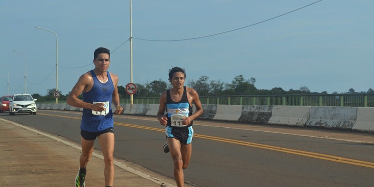PARIDAD. Franco, a la izquierda de la imagen, junto a Andrade, en pleno cruce del puente internacional Tancredo Neves.