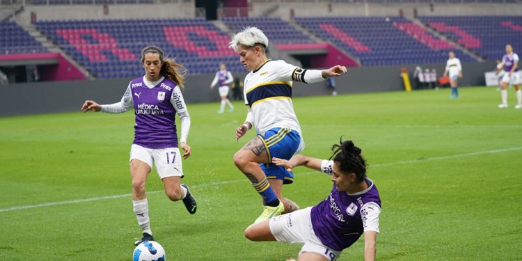 HABILIDAD. Yamila Rodríguez supera la marca de dos rivales uruguayas.