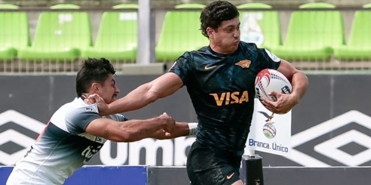 CON TODA LA FURIA. Martín, el último sábado, dejando rivales en el camino en el debut con el Aviron Bayonnais de Francia.