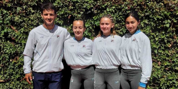 CELESTE Y BLANCA. Roy Presson junto a Miranda, Meinero y la misionera.