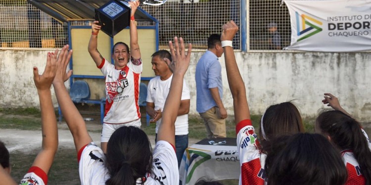 CAMPEONAS. Las chicas de Guaraní festejaron en Resistencia y ahora se medirán con la elite del fútbol de AFA.