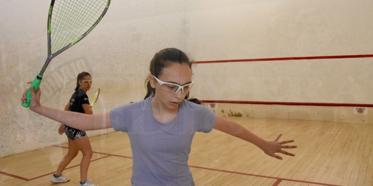 EN JUEGO. La acción comenzó ayer por la mañana en el club Misiones Squash y en la Bajada Vieja. Hoy sigue.