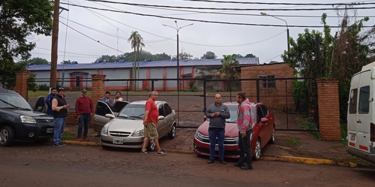 EN LA CALLE. Desde hace un par de meses los trabajadores del volante deben estacionar en las calles.