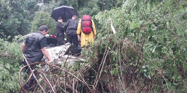 En Puerto Leoni, un automóvil quedó incrustados entre la maleza.