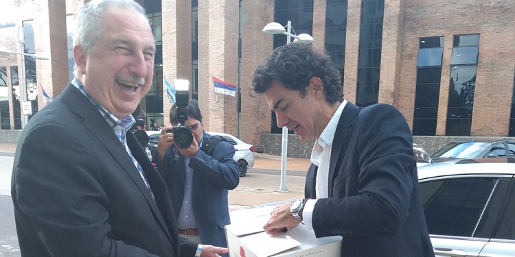 LLEGADA. El diputado provincial Hugo Passalacqua recibió a Juan Manuel Urtubey en el Parlamento de Misiones.