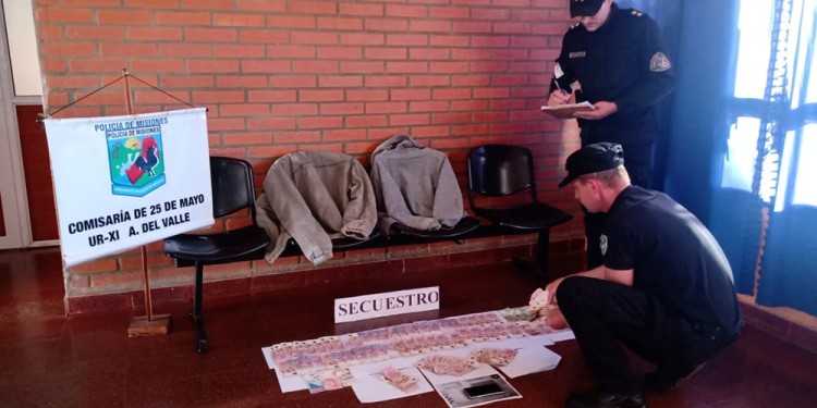 EVIDENCIAS. Efectivos de la comisaría local hallaron dinero en efectivo, un celular y prendas como prueba del caso.