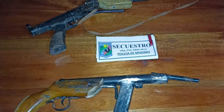 SECUESTRO. Las dos armas caseras que tenía en su casa el sospechoso.