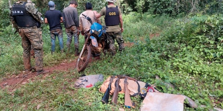 CAZADORES CAZADOS. Los sospechosos y elementos secuestrados.