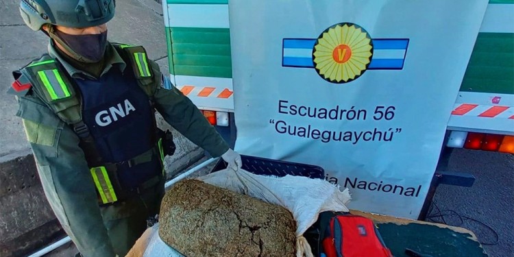 EVIDENCIA. Un efectivo de Gendarmería exhibe el estupefaciente incautado al pasajero misionero.