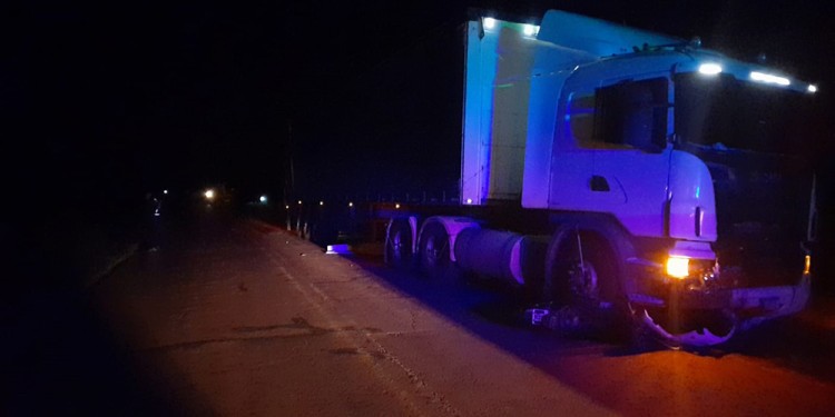 ITACARUARÉ. La policía en el lugar del siniestro fatal y el camión involucrado.