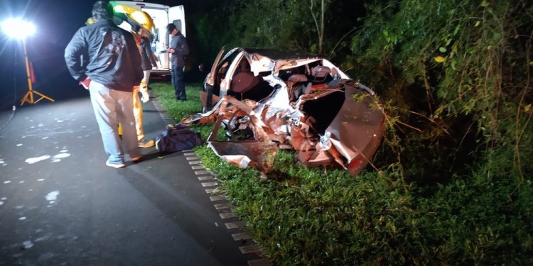 CHOQUE. El automóvil sufrió importantes daños materiales.