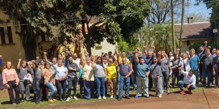 ACUERDO. Los trabajadores de salud tras la asamblea realizada el último jueves.