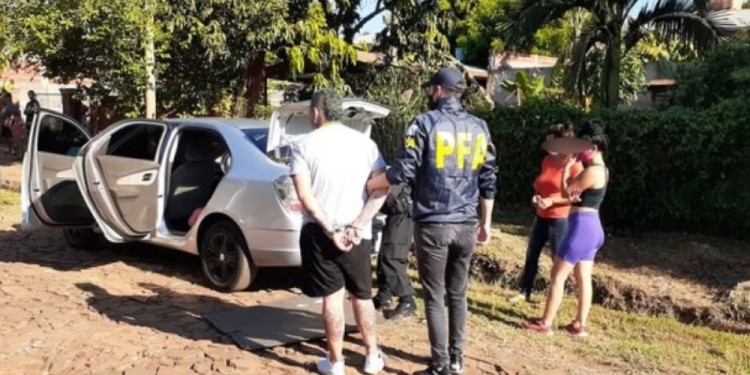 EL EXTRANJERO. Uno de los imputados al momento de ser arrestado.