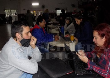 Pese a la lluvia, beneficiarios del Potenciar Trabajo asistieron a cumplir con la encuesta