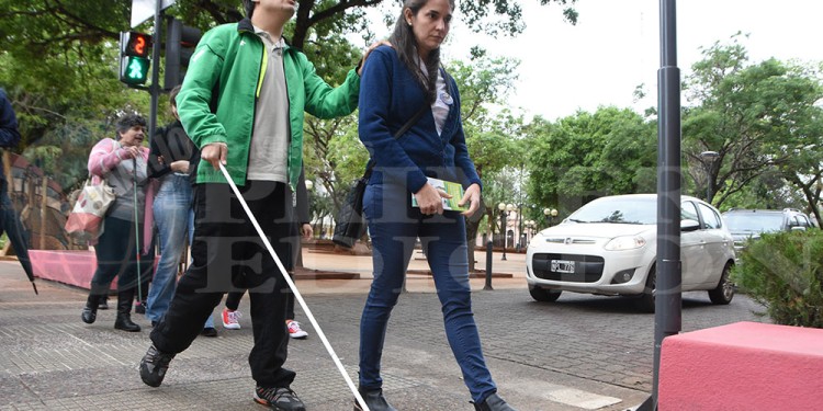 DESAFÍO. Modificaciones en paradas de colectivos u otros cambios exigen un proceso permanente de adaptación.