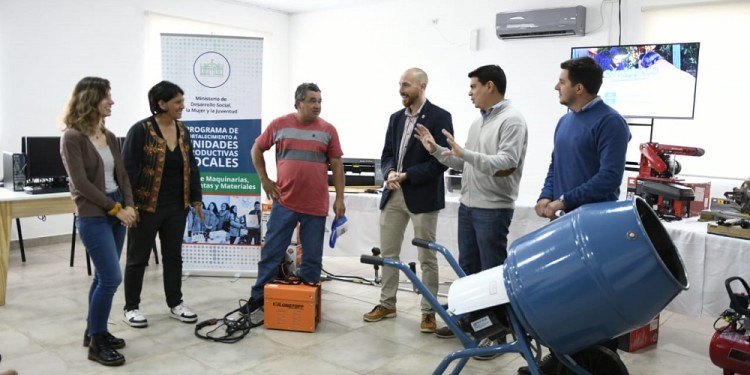 ACTO. El ministro de Desarrollo Social, Fernando Meza y el Intendente Obereño, Pablo Hassan entregaron las herramientas.