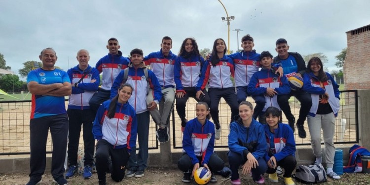 La selección misionera de beach voley  arrancó con el pie derecho en su participación en el Campeonato Nacional que se desarrolla en Entre Ríos en categorías Sub 14, 16 y 18, en ambas ramas. El torneo se extenderá hasta mañana.
El lunes por la mañana  se realizó el acto apertura con la presencia de las autoridades locales, de FeVA y el tradicional desfile de las delegaciones participantes.
En el caso de la comitiva de la tierra colorada está presidida por el jefe de delegación: José María Cuadrillero junto a los profesores de beach internacional, Cecilia y César Melgarejo.Los resultados
En categoría Sub-18  femenino, Misiones derrotó a Córdoba 2-1, a Metropolitana 2-0 y perdió con Santa Fe 2-0. En masculino, los de la tierra colorada vencieron a Córdoba y Santa Fe por 2-0 y a Mendoza y Buenos Aires por 2-1, respectivamente.
En Sub-16 femenino: la delegación provincial perdió con Chaco y Santa Fe 2-0, respectivamente. Mientras que en masculino, le ganó a Neuquén y Chaco por 2-0.
Por su parte, en Sub-14 femenino, Misiones perdió con Santa Fe y Mendoza por 2 a 0 y con Entre Ríos 2-1.
En masculino Sub-14., que juegan ida y vuelta, el dueto misionero cayó con Entre Ríos y Córdoba, pero ayer por la mañana, se tomó revancha de la pareja cordobesa a la que venció por 2-0.