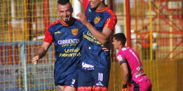 Maidana saluda a Carlos Salom, autor de cuatro goles. Foto: Boca Unidos.