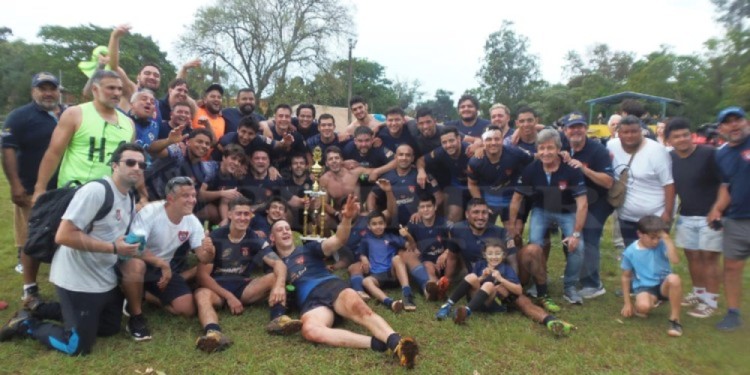 TÍTULO EN MANO. El Azurro y una nueva consagración, esta vez en el Alto Paraná, con victoria sobre el Mono. (Gentileza: C. Reble)