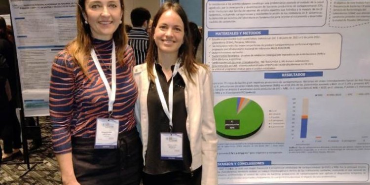MISIONERAS. La bioquímica Daiana Urquiza y la doctora Margarita Laczeski en el Congreso de la Sociedad Argentina de Infectología.
