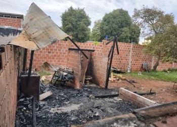 Quemaba basura y el fuego arrasó la casa de su vecina