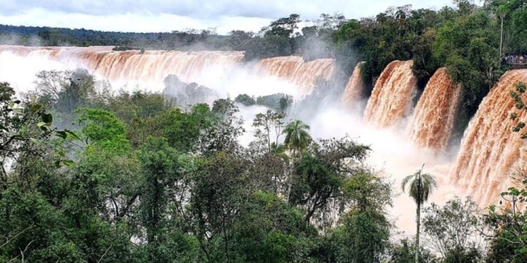 IMPRESIONANTE. La cantidad de agua que caen por los poderosos saltos dejan una imagen para el recuerdo. (Foto La Voz de Cataratas).
