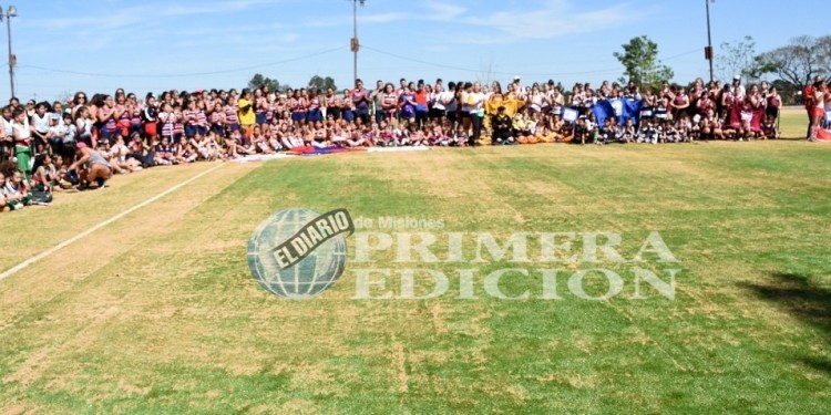 FELICIDAD. Toda la familia “cazadora” del hockey estuvo presente en la inauguración de la cancha sintética.