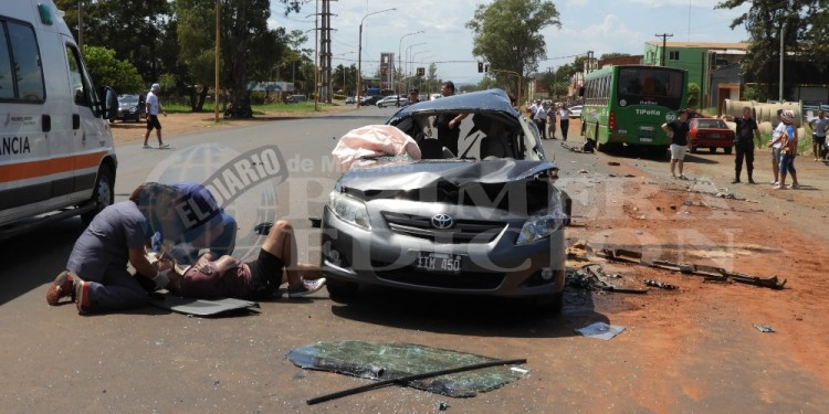 QUEDó REGISTRADO EN VIDEO. El conductor se habría cruzado de carril e impactó contra el colectivo.
