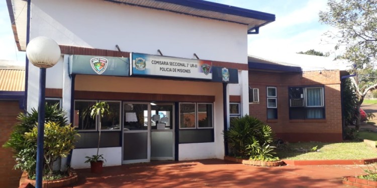 El cabo de policía fue hallado sin vida a la hora del relevo de guardia esta mañana.