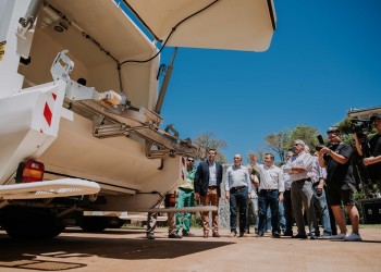 La Provincia entregó 13 camiones a municipios y Defensa Civil