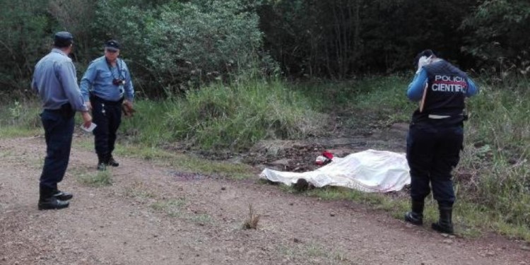 MACHETE EN MANO. Álvez fue hallado con el disparo en la cara y sujetando la herramienta, el lunes 25 de marzo de 2018.