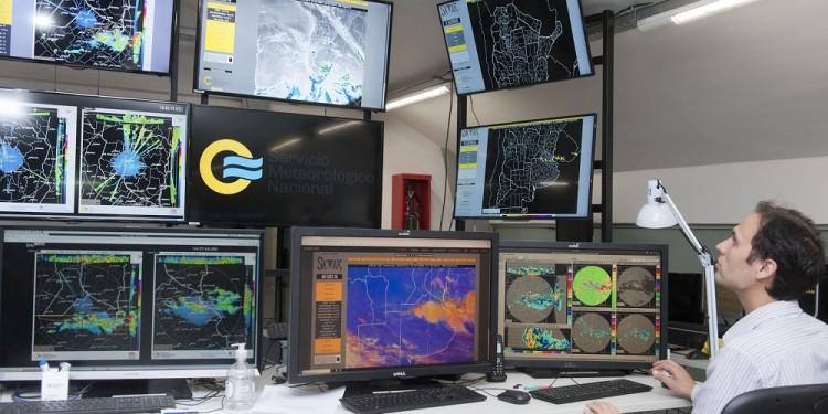 Meteorólogo del SMN realiza el monitoreo de la situación meteorológica en el país mediante el uso de imágenes satelitales y de radar, en el Centro de Operaciones del SMN.