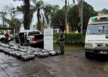 Encuentran camioneta abandonada con casi 500 kilos de droga