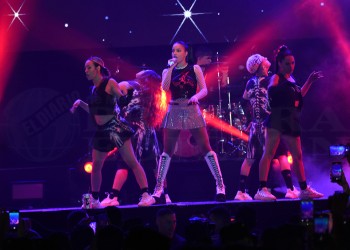 Emilia Mernes brilló con un gran recital en la costanera posadeña