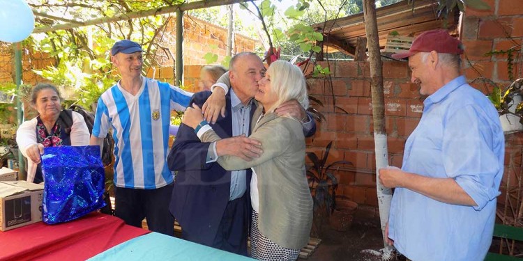 Por primera vez en 53 años, celebró su cumpleaños con sus hermanos biológicos