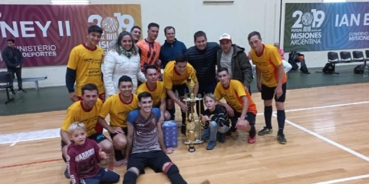 EL PUEBLO, FELIZ. Alberdi Futsal, de la localidad homónima fue el mejor a lo largo del torneo y se llevó el título.