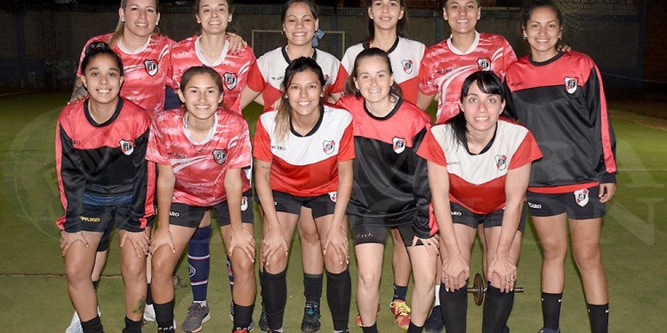 LISTAS. El equipo femenino de Guaraní se preparó toda la semana para el partido de hoy. Quiere seguir avanzando.