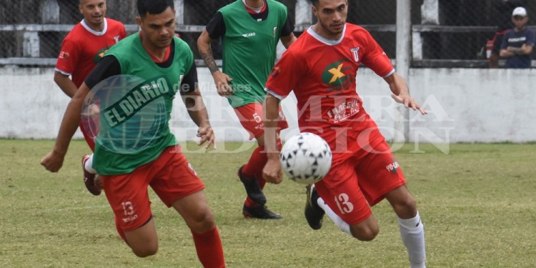 EN VELOCIDAD. Manuel Roa de Guaraní intenta hacerse de la pelota al igual que su rival sanvicentino.