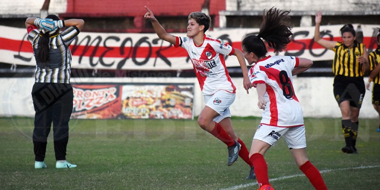 ABRIÓ EL CAMINO. Belén Ruiz Díaz, una de las figuras de la tarde, festeja el primer tanto que abrió el camino a la goleada en el Clemente Argentino.