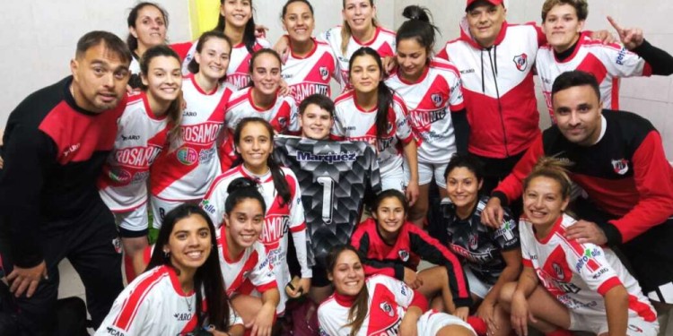 PURA ALEGRÍA. La postal de emoción y satisfacción de las chicas franjeadas luego de conseguir la clasificación. (Fotos Prensa GAF).