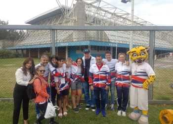 “Me embarga una gran emoción poder compartir con ellos después de varios días de competencia y grandes logros”