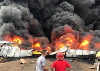 Impresionante incendio en una fábrica de Profundidad: FOTOS y VIDEOS