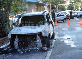 Fuego en el centro posadeño: se quemó una camioneta Jeep